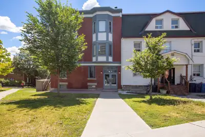 Welcome to 28 Gilmour Street! 1 &2 Bedroom Apartment Available Now. This bright, quiet one-bedroom a...