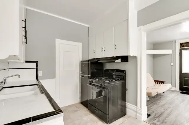 1 Bed / 1 Bath Main Floor Apartment for Rent in London, ON: $1,1 in Long Term Rentals in London - Image 8
