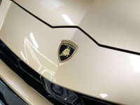 This 2022 Lamborghini Urus is a local Ontario vehicle with a clean Carfax report, combining supercar... (image 7)