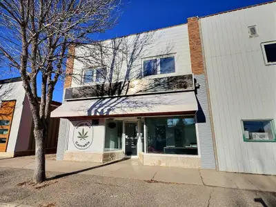R37//Gladstone/Unlock revenue opportunities with this versatile mixed- use commercial building in th...