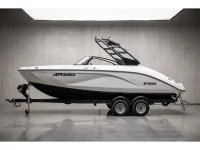 US-YAMC0009C323 Équipé de deux moteurs marins et d’une tour pour sports nautiques, l’AR220 vient dou...
