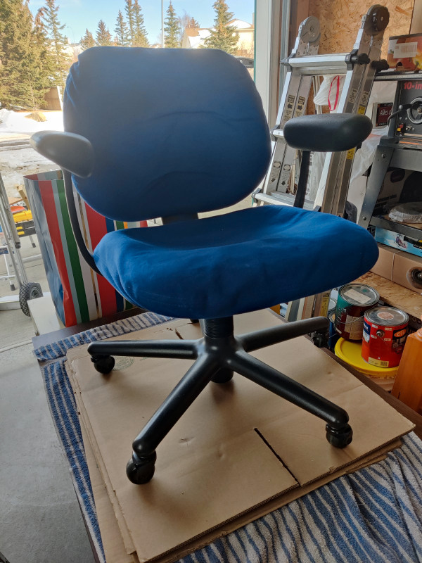 Office Chair in Multi-item in Calgary - Image 2