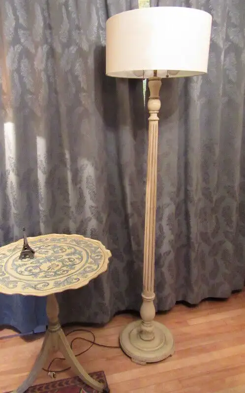 VINTAGE TALL TURNED WOOD FLOOR LAMP, SHABBY CHIC in Arts & Collectibles in City of Montréal - Image 3