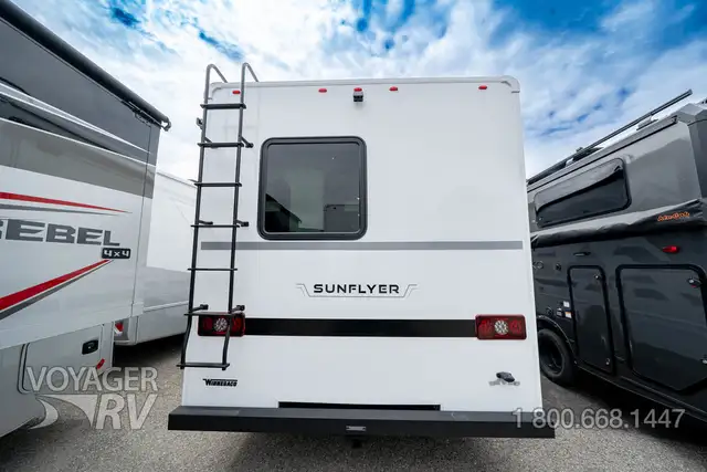 2027 Winnebago Sunflyer 22RS in Travel Trailers & Campers in Kelowna - Image 4