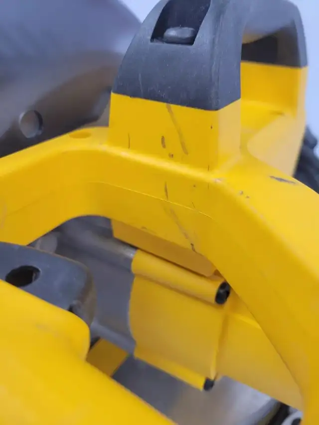 (67436-1) Dewalt DW713 Miter Saw in Power Tools in Calgary - Image 7