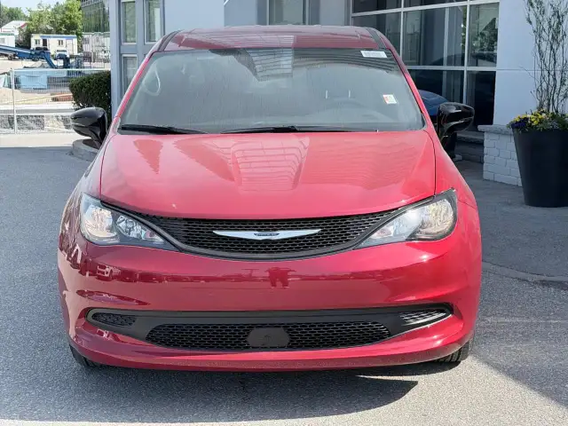 2027 Chrysler Grand Caravan SXT in Cars & Trucks in Markham / York Region - Image 10