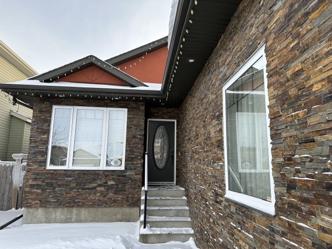 Spacious 3Bedroom Haven in Sylvan Lake with HEATED Garage!! Long