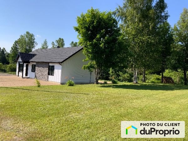$379,900 - Bungalow for sale in Shawinigan (Grand-Mère) — photo 1