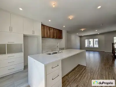 Traduction automatique Une superbe maison de ville clé en main récemment construite avec des amélior...