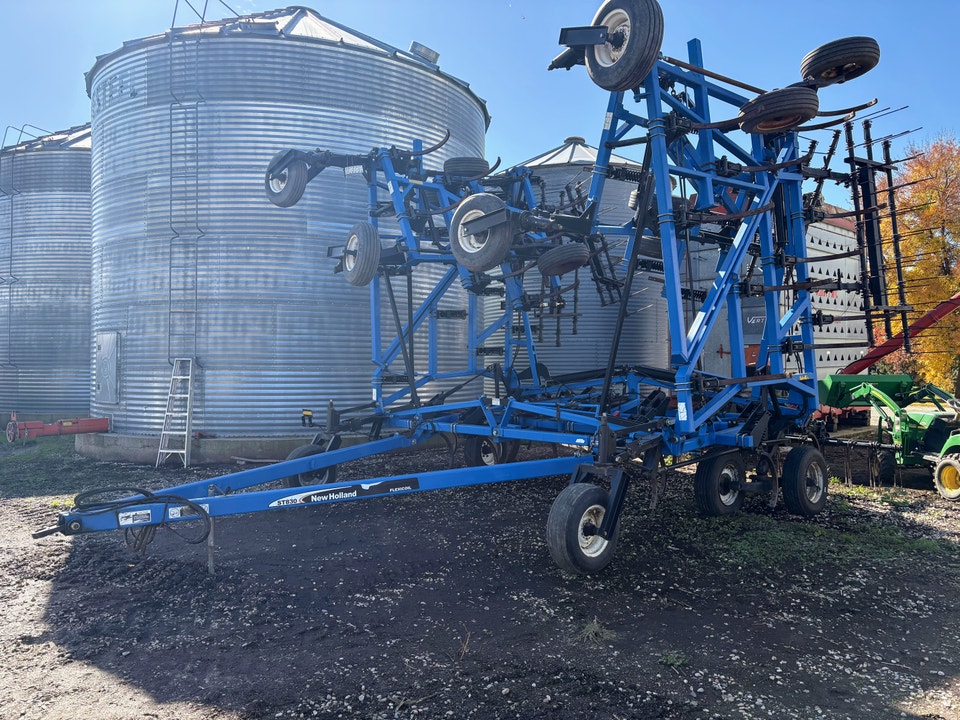 New Holland ST830 Chisel Plow | Farming Equipment | Regina | Free local ...