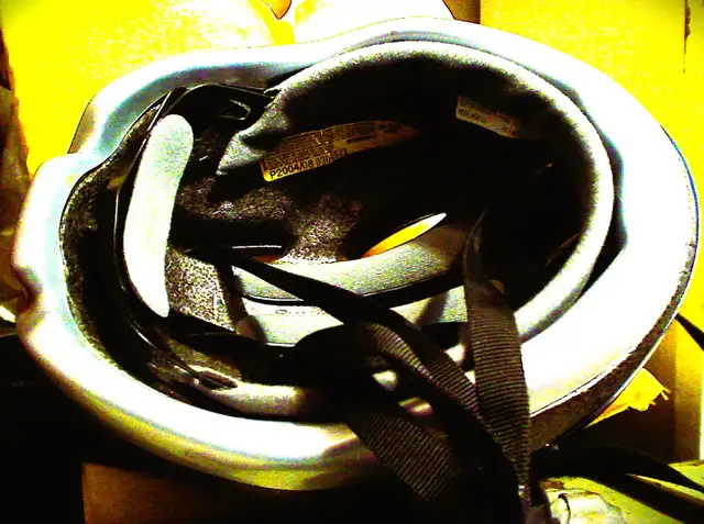 SCHWINN HELMET in Clothing, Shoes & Accessories in Kitchener / Waterloo - Image 3