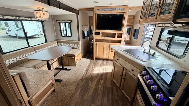 2018 Freedom Express 257BHS in Travel Trailers & Campers in Victoria - Image 7