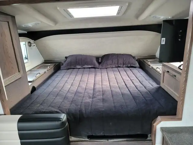 2025 Northern Lite Limited Edition 10-2EXLEDB Face-to-Face Dinet in Travel Trailers & Campers in Penticton - Image 9