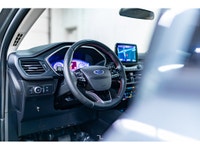 **ACCIDENT FREE - MECHANICALLY CERTIFIED** 82,262 KM This 2022 Ford Escape AWD SEL ST Appearance Pkg... (image 9)