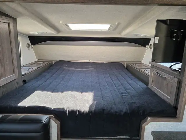 2026 Northern Lite Limited Edition 9-6LEWB Face-to-Face Dinette in Travel Trailers & Campers in Penticton - Image 9