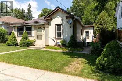 Everything on one floor, great starter or retirement home, walking distance to the downtown and scho...