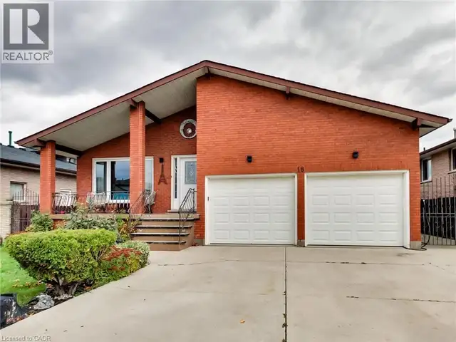 18 PAVAROTTI Court Hamilton, Ontario in Houses for Sale in Hamilton - Image 3