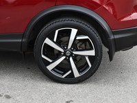 Sunroof, Blind Spot Detection, Aluminum Wheels, Heated Seats, NissanConnect! This Nissan Qashqai is... (image 7)