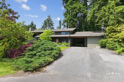 Beautiful Sunshine Hills 4 bed house on a ¼ acre treed property Yard: Recently built and partially c...