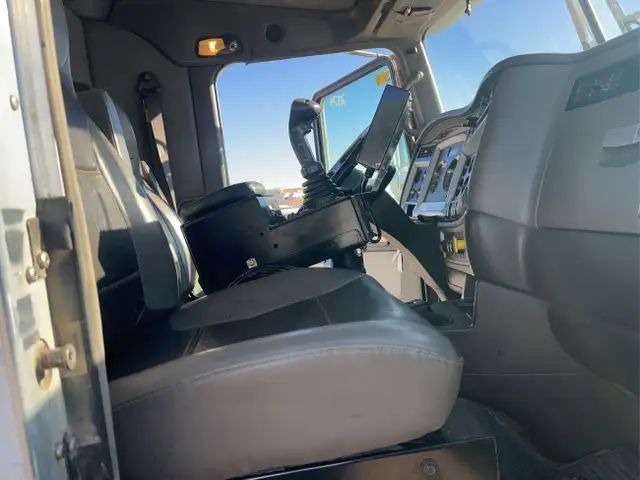 2016 Kenworth T800 in Heavy Trucks in Calgary - Image 17