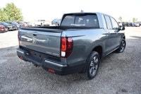 2017 HONDA RIDGELINE TOURING / RTL-E AWD CREW CAB Honda Reliability • Fully Loaded • BRAND NEW TIRES... (image 4)