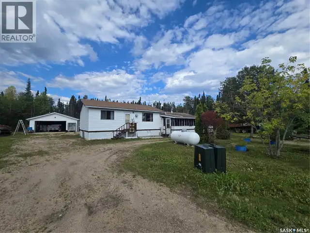 12 Lakeview DRIVE Northern Admin District, Saskatchewan in Houses for Sale in Meadow Lake - Image 2
