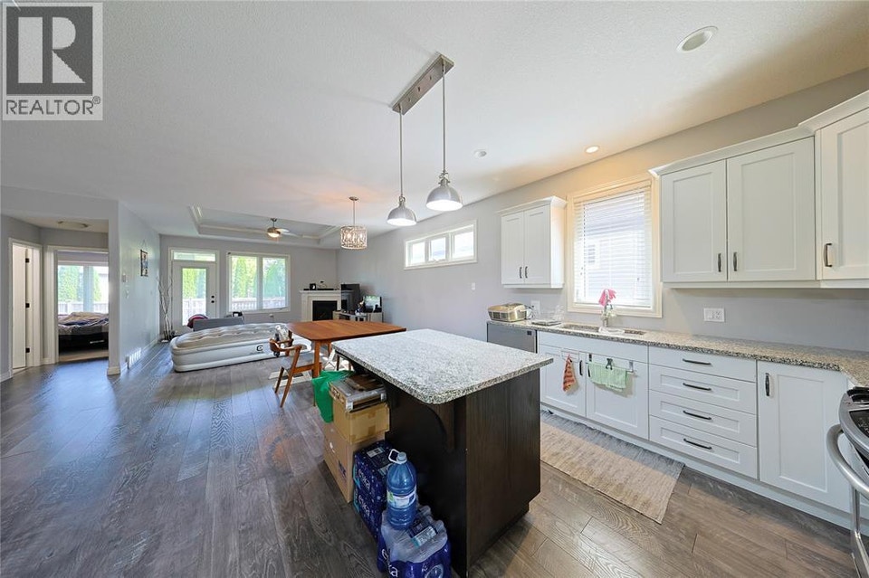 229 MEADOWLARK LANE Sarnia, Ontario 4