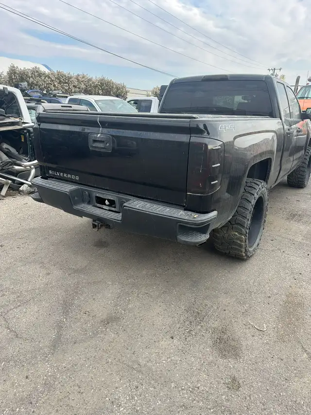 2017 CHEVY SILVERADO 1500 4X4 FOR PARTS! in Auto Body Parts in Calgary - Image 4