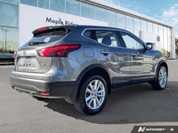 This Nissan Qashqai boasts a Regular Unleaded I-4 2.0 L/122 engine powering this Variable transmissi... (image 4)