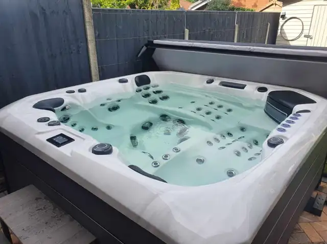 SATURN HOT TUB FOR SALE in Hot Tubs & Pools in Oakville / Halton Region - Image 4