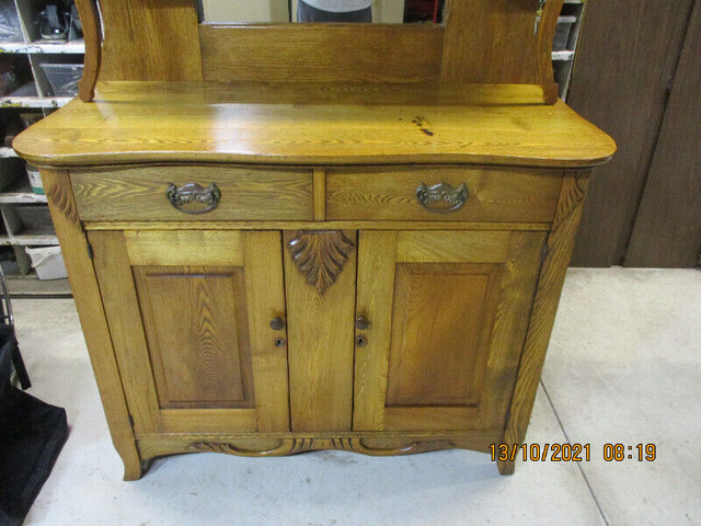 Vintage Oak Sideboard in Arts & Collectibles in Chatham-Kent - Image 3