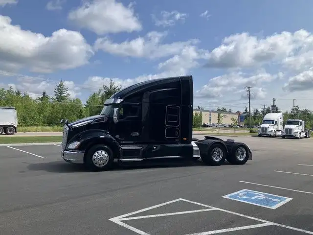 2022 Kenworth T680 in Heavy Trucks in Moncton - Image 4