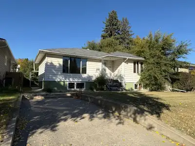 Live close to the University with lots of parking space! This is a 2 bedroom main floor suite with h...