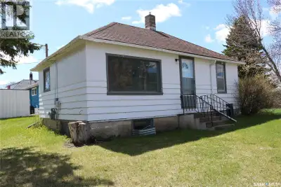 This is a great little fixer-upper! Situated on a nice corner lot, close to downtown and all of Roca...