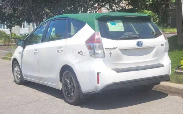Toyota prius v hybrid 2016 dans Autos et camions  à Laval/Rive Nord - Image 2