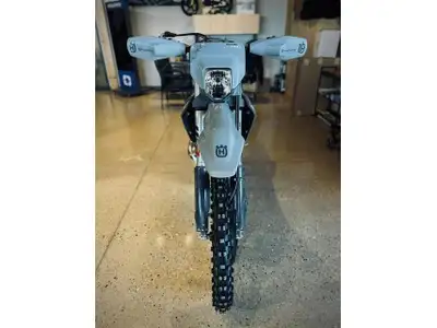 2026 Husqvarna TE 300 PRO The 2026 Husqvarna TE 300 is a top-tier, 2-stroke enduro machine designed...