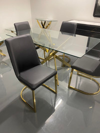 Econoplus signature! Table en verre trempé avec 4 chaises noires