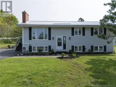 Nestled just steps from Meenans Cove Beach, this meticulously constructed and immaculately maintaine...