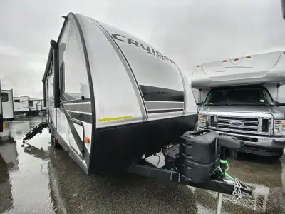 CrossRoads RV Cruiser Aire travel trailer CR22RBS highlights: Full Rear Bath Fireplace Front Private...