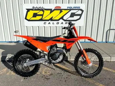 ONE UNIT ONLY CLEARANCE PRICING! CALL/TEXT 403-230-1920.The 2025 KTM 250 XC-F is a cross-country/end...