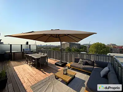 Penthouse 3 chambres lumineux avec une terrasse privée de près de 600 pieds carrés offrant l'une des...
