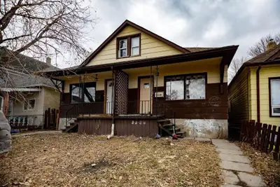 5A//Winnipeg/* Cash-Flow King * - Turnkey Duplex Investment* Located in a high-demand rental area wi...