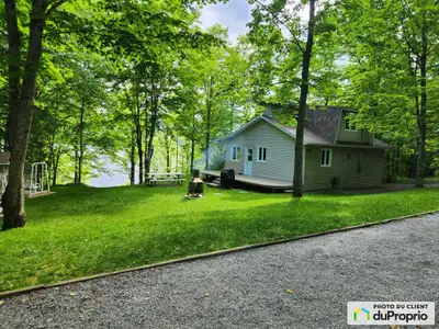 Chalet 4 saisons au bord du lac Elgin Stratford. Le site offre une belle vue panoramique. Le terrain...