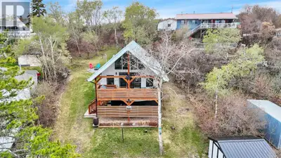 This beautiful 3-Season cabin offers the perfect blend of rustic charm blended with new construction...