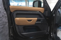 Land Rover Defender 110 P300 S 2025: - Extérieur métallisé noir SANTORINI avec intérieur en cuir CAR... (image 9)
