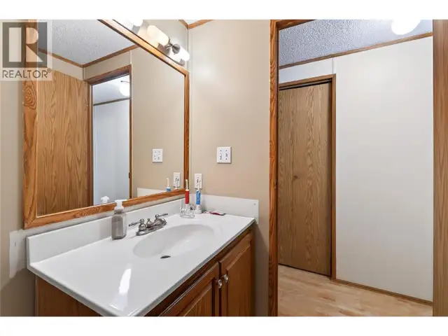 19 West Poirier Road Mara, British Columbia in Houses for Sale in Kamloops - Image 31
