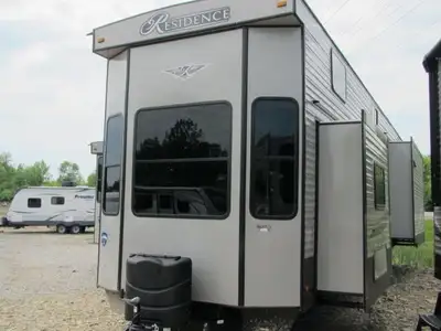 EASY FINANCING ON THIS DOUBLE LOFT UNIT- WELL BELOW MARKET PRICE ON THIS 2024 RESIDENCE 40 FLFT LOAD...