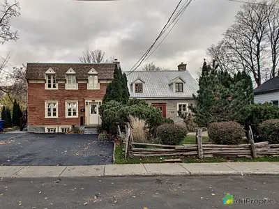 Maison ancestrale de 1827 jumelée avec quintuplex (5 logements style lofts). Sans voisin arrière. Im...