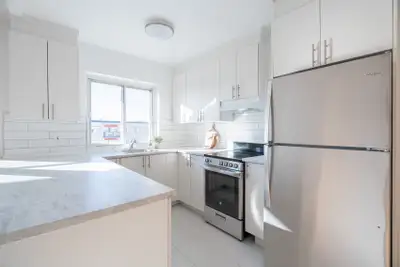 - 6 floors, all in concrete, well soundproofed - Walking distance to Montpellier REM station - Inter...
