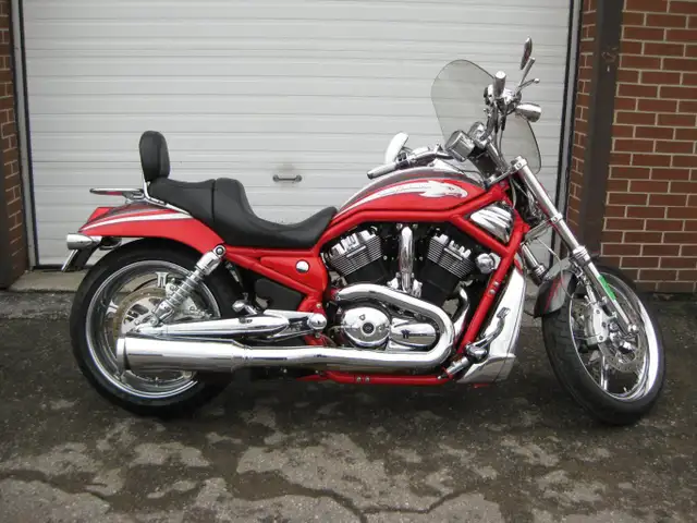 2006 Harley-Davidson CVO VRSCSE2 Screamin’ Eagle V-Rod in Street, Cruisers & Choppers in City of Toronto - Image 2
